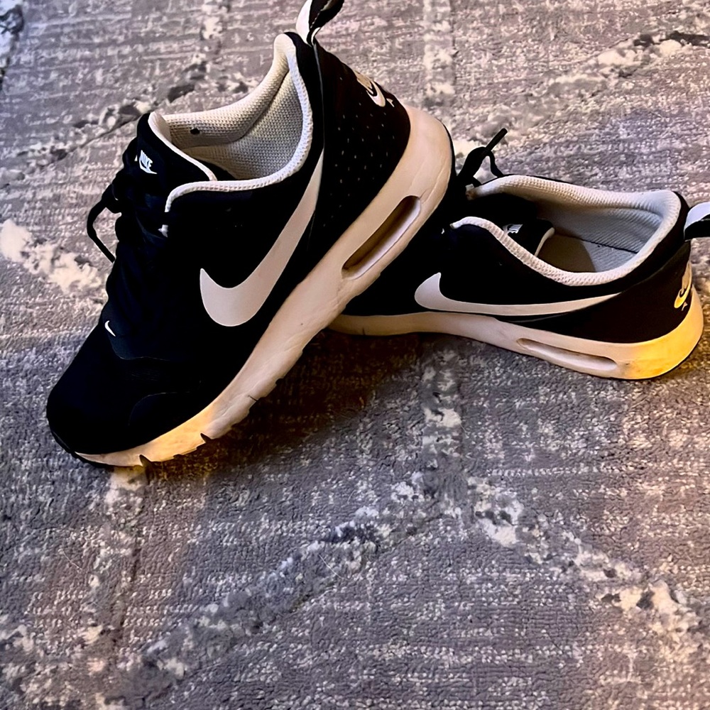 Nike Travis black/white size 5.5y (Big Kids).
